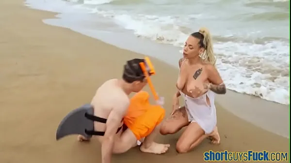 बेस्ट Bigtit babe gives head before outdoor fucked by short guy पावर क्लिप्स