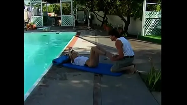 Τα καλύτερα κλιπ τροφοδοσίας Young brunette is lying by the pool when a hunk comes along to fuck her