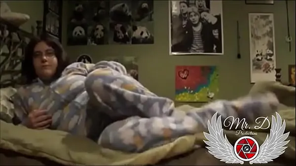 Nejlepší Playing in my parents' bed in my pajamas, I masturbate while I think my step brother fucks my fat and wet pussy napájecí klipy
