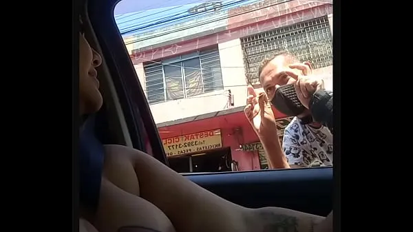 最好的Mary cadelona wife showing off in the car through the streets of São Paulo showing her tits on the sidewalk in broad daylight in the capital of São Paulo, husband close功率剪辑器