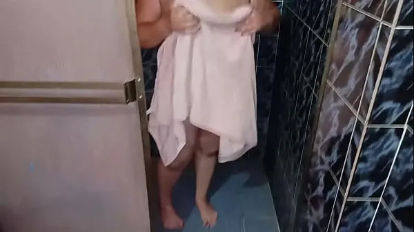 Beste Spying on my STEPMOTHER while she's taking a bath when I come in she asks me to help her dry it ends up sucking my COCK strømklipp