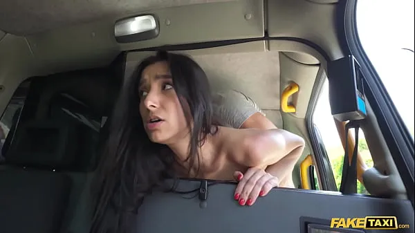 Bedste Fake Taxi Sex starved taxi driver fucks the tight pussy of his passenger powerclips