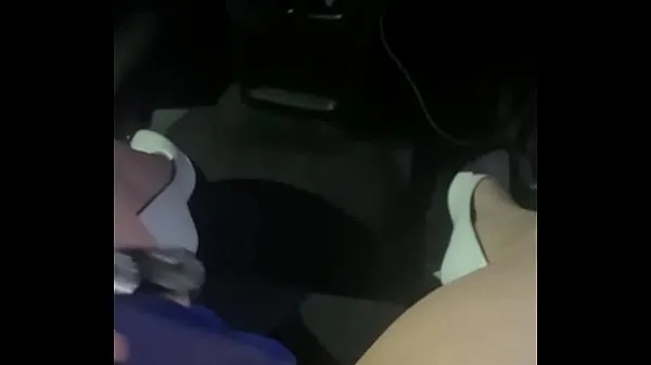 Beste Hot nymphet shoves a toy up her pussy in uber car and then lets the driver stick his fingers in her pussy powerclips