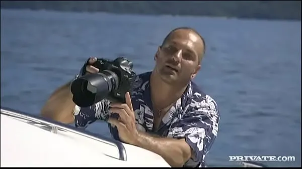 Τα καλύτερα κλιπ τροφοδοσίας Renata Black Takes on Two Guys While on a Boat as She Pulls off a DP