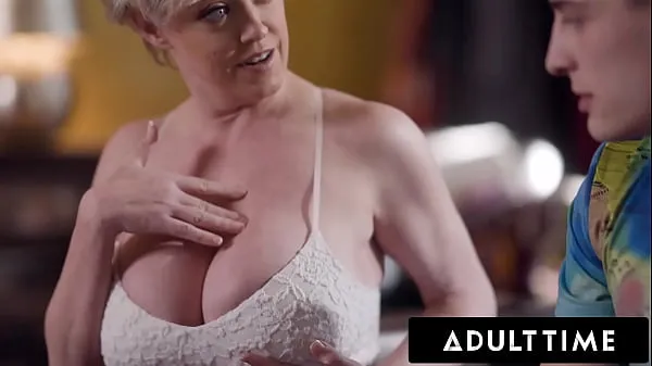 Najlepsze klipy zasilające ADULT TIME - Dee Williams' Stepson Can't Take His Eyes Off Of His Stepmom's Big Tits