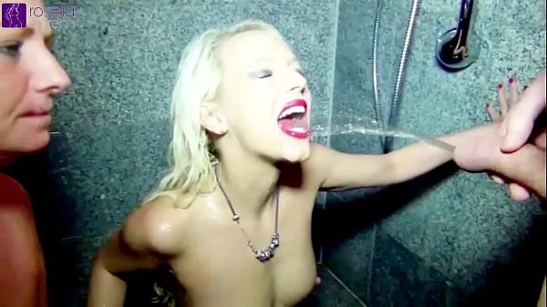 Najlepsze klipy zasilające In the shower of the gym, together with girlfriend, used as a living pissoars
