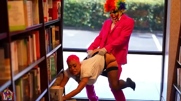 Najlepsze klipy zasilające Jasamine Banks Gets Horny While Working At Barnes & Noble and Fucks Her Favorite Customer