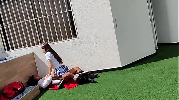 최고의 Jóvenes colegiales follan en la terraza del colegio y son captados por una cámara de seguridad 파워 클립