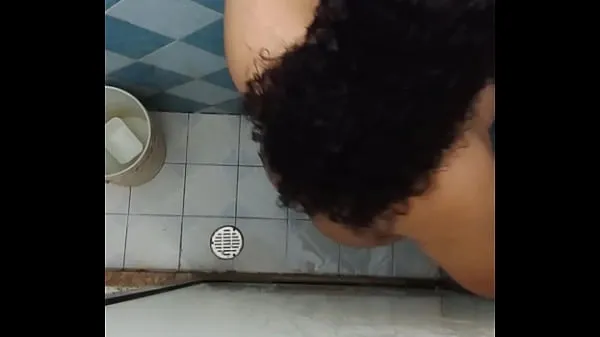 Najlepsze klipy zasilające Spying on my sisterin-law when she takes a shower in the bathroom
