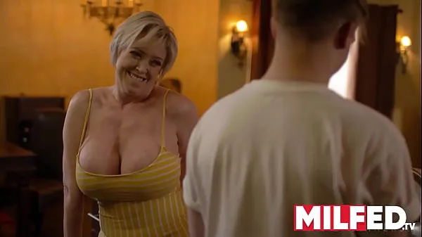 بہترین Mother-in-law Seduces him with her HUGE Tits (Dee Williams) — MILFED پاور کلپس