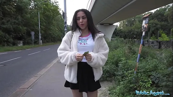 Nejlepší Public Agent - Pretty British Brunette Teen Sucks and Fucks big cock outside after nearly getting run over by a runaway Fake Taxi napájecí klipy