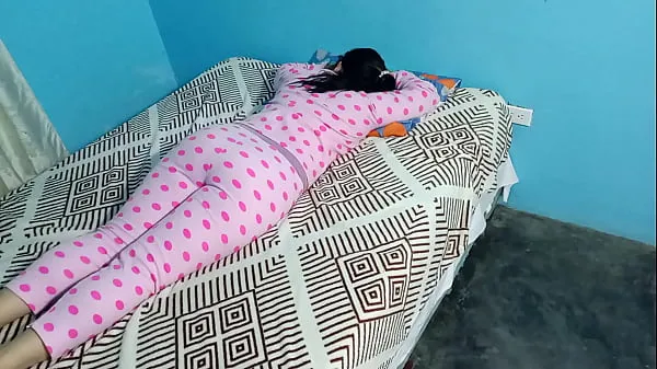 Nejlepší Sleepover with my stepdaughter: I take advantage of her when she's resting and luckily she didn't feel when I put my fingers in her and pulled down her underwear to put my whole cock in her napájecí klipy
