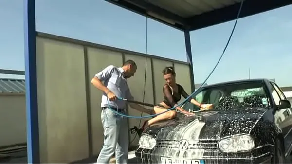 أفضل مقاطع الطاقة Hot brunette babe gets slippery ass fucking at car wash