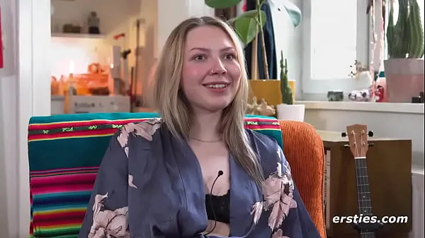 Bedste Ersties - songwriter Nelio from Berlin masturbates in her shared room powerclips