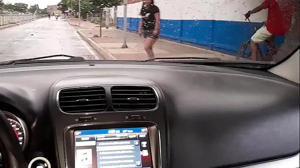 最高のコロンビアのバジェドゥパルの通りで行われる屋外での公共の露出行為。 DeisyYeraldine が Ubersex でセックス散歩をし、公道で車の中で大きなお尻を見せながらチンポをしゃぶるパワークリップ