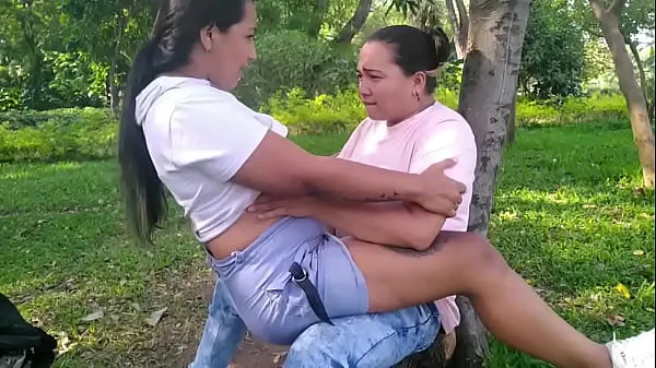 最好的Michell and Paula go out to the public garden in Colombia and start having oral sex and fucking under a tree功率剪辑器