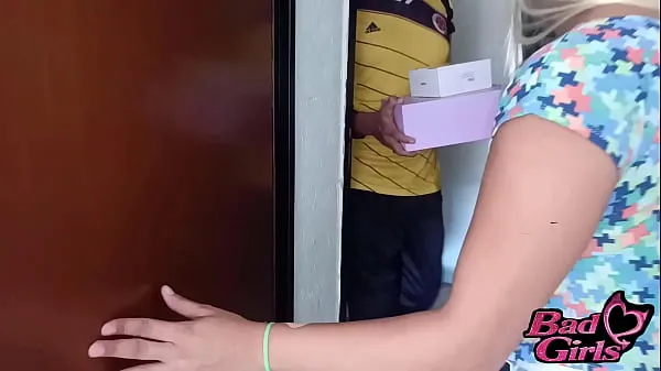 Klip kuasa Lucky delivery guy fucks a single blonde at home when he brings her order home terbaik