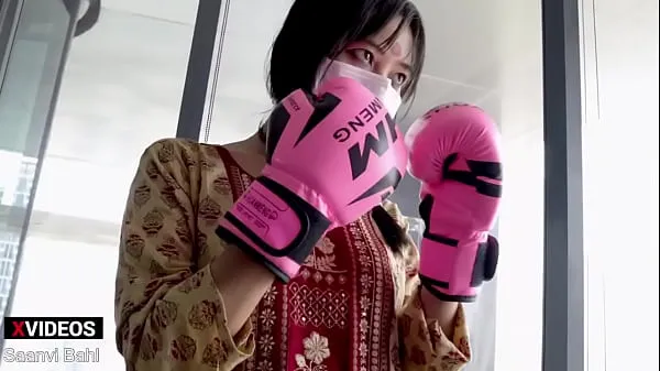 Τα καλύτερα κλιπ τροφοδοσίας Desi UFC Fighter Girl Punch Likes a Pro