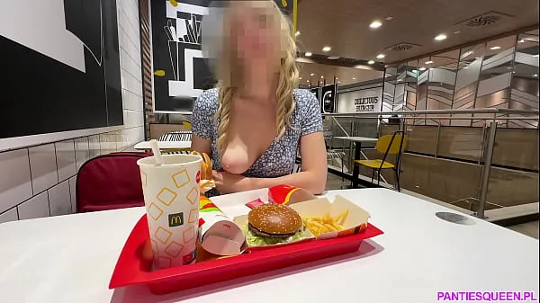Bästa Hot blonde flashes and masturbates big pumped pussy in public restaurant power Clips