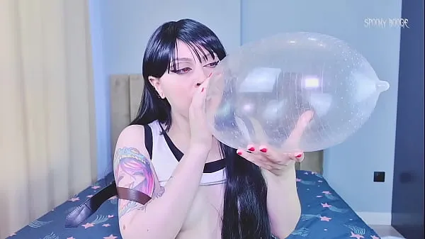 Bästa Pervert teen Tifa Lockhart loves to blow bubble gum, condoms and balloons to get a huge orgasm power Clips
