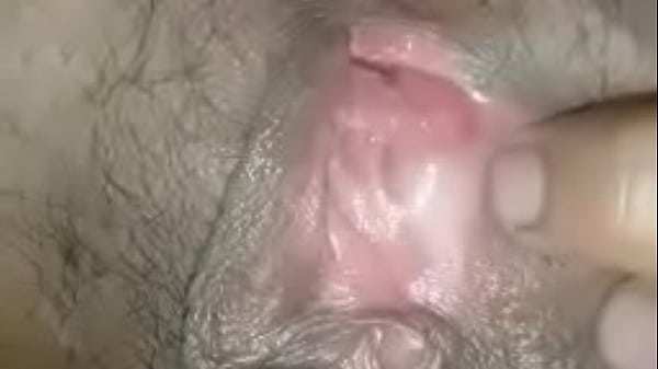 Beste Spreading the big girl's pussy, stuffing the cock in her pussy, it's very exciting, fucking her clit until the cum fills her pussy hole, her moaning makes her extremely aroused strømklipp