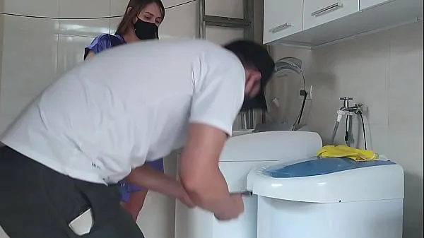 بہترین Married woman teasing the technician who went to fix the washing machine, the naughty girl opened her bathrobe in front of him پاور کلپس