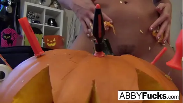 Beste Abigail carves a pumpkin then plays with herself strømklipp