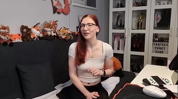 Najlepsze klipy zasilające Redhead Fina shows you her very first orgasm in the morning