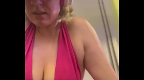 Beste Wow, my training at the gym left me very sweaty and even my pussy leaked, I was embarrassed because I was so horny strømklipp