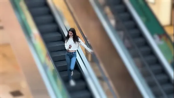 Τα καλύτερα κλιπ τροφοδοσίας Katty WETTING jeans and pee in the Shopping mall
