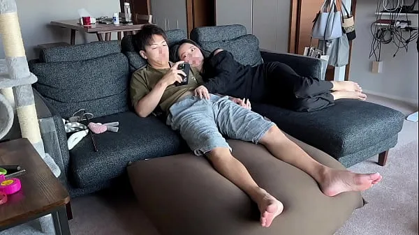 Clip sức mạnh Sneak peak】Perverted girl came close to the guy chilling on sofa and tốt nhất