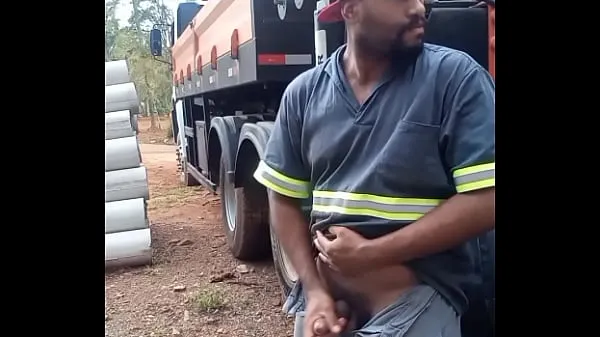 Klip daya Worker Masturbating on Construction Site Hidden Behind the Company Truck terbaik