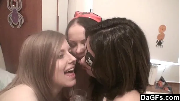 Beste Dagfs - Three Costumed Lesbians Have Fun During Halloween Party strømklipp