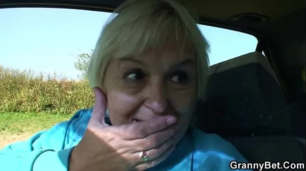 Bästa Old bitch gets nailed in the car by a stranger power Clips